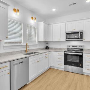 Modern 4BR Steps to Shore