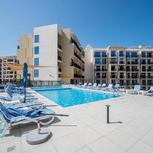 Stylish 1BR Retreat Near Al Hamra Beach