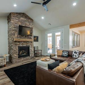 Lakeside Pines Retreat- Stay warm in Cozy Comfort