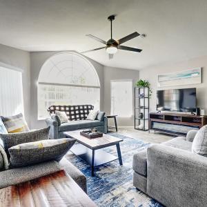 3BD Townhome with Pool 12mi to Disney and Universal