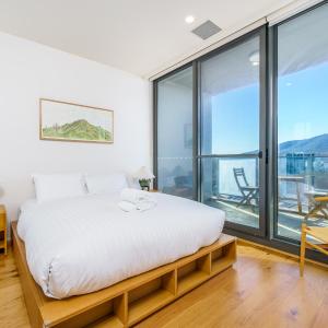 Sunny City Escape Steps from Lonsdale Street