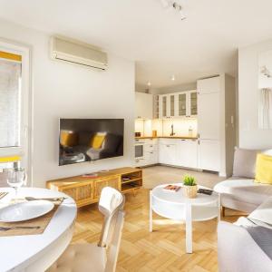 National Stadium Sunny Apartment by BookingHost