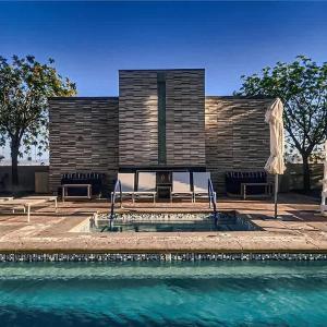 Incredible Penthouse Strip Views Balcony Access 53312