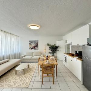 Beautiful Spacious 5 Room Apt in City Center that Sleeps 10