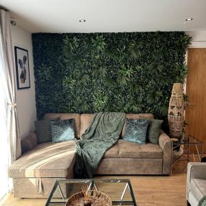 Velvet Leaf Retreat - 2 Bedrooms, 3 Beds, Ensuites, Park Views, Free Parking
