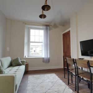Stylish Top-Floor Flat - Leith