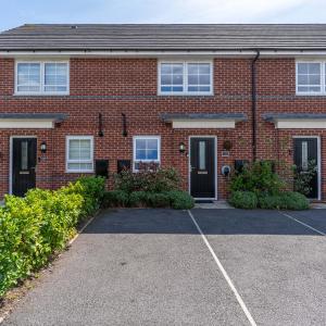 Walk To Airport - 3 Bedrooms x2 Driveway - EV Charging - Washer & Dryer