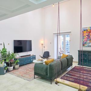 HiGuests - Huge Duplex for Creative Inspiration!