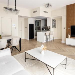 Luxury 1 bedroom with beautiful marina view!