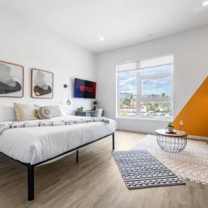 Chic Studio, Walk to Downtown With Skyline Views