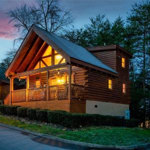 Fall Escape to the Smokies- Hot tub, cozy cabin, Pigeon Forge close to Dollywood