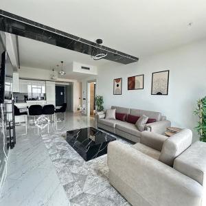 Luxury apt in the 40 plus floor