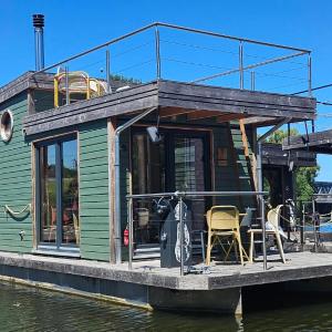 Besonderer Urlaub auf Hausboot TYSTNADEN