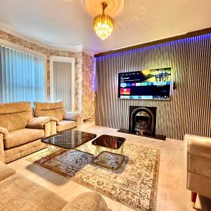 Full Home with Free Parking in Moss Bank near Cheetham Hill, Crumpsall, Manchester