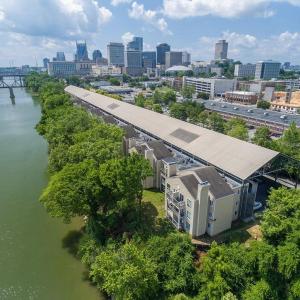2 BDR Riverfront Living in Downtown Nashville