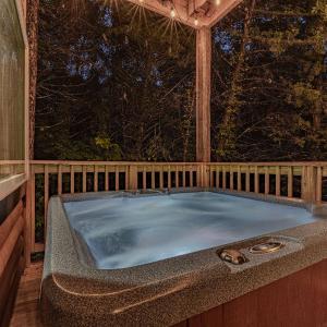 2Pools*1Mi to Parkway*TheaterRM*GameRoom*HotTub