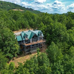 Cabin with Mountain Views Hot Tub & Game Room