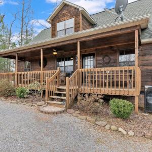 Cabin in the Woods with Hot Tub & Games