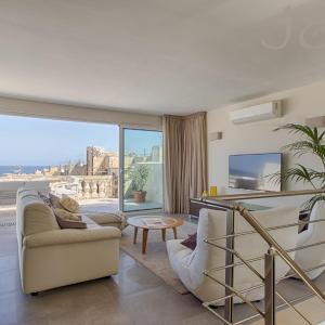 Palatial Flat inside Bright Duplex Penthouse