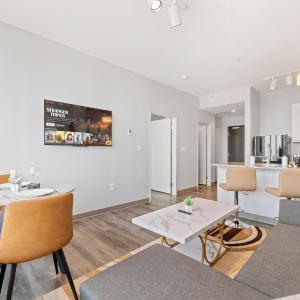 Stylish Downtown Condo l Free Parking l 2 TVs
