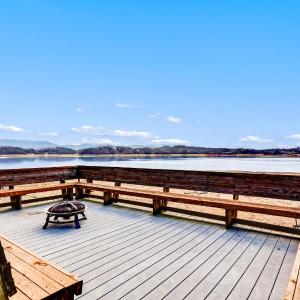 Lakefront House by Staycating