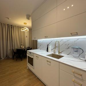 Nowoczesny Apartament we Wrocławiu z Balkonem i Parkingiem Podziemnym