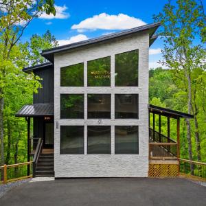 Luxury Cabin - Prime Location, Mountain Views, Sauna, Hot Tub & Game Room