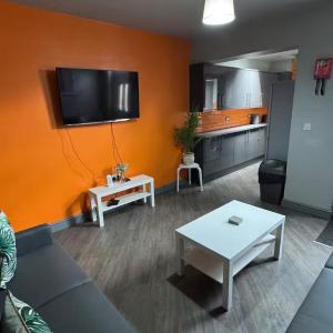 Spacious 5-Bed South View Home for Families, Sleeps 10, Garden, Free Wi-Fi, Parking, Close to Sheffield City Centre