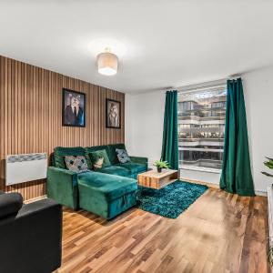 Large Central Manchester Apartment - Sleeps 8