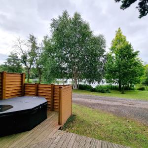 Oak Lodge 8 Hot Tub