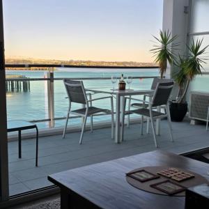 Life on Water- Princes Wharf apartment with fabulous views