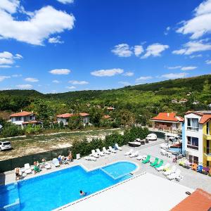 Luxury Romantic Apartments in Private Condo with Parking and Pool