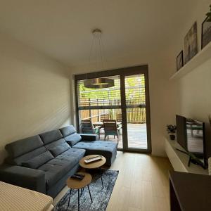 Moderný 1-izbový apartmán s terasou, raňajkami a parkovaním