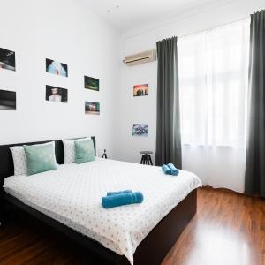 Escape in photos in top centre apartment