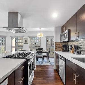Modern Luxury 2 Bed with Panoramic City Views in Downtown LA
