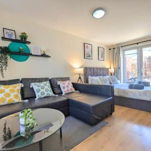 Stylish 4-Bed, 3-Bath Townhouse with Free Parking
