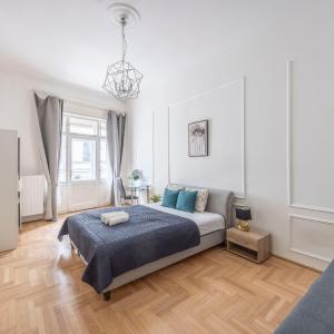 Chic n' Central King St Suite in the Heart of BP