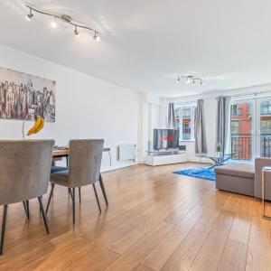 Luxury 2BR Apartment with Balcony views and Parking