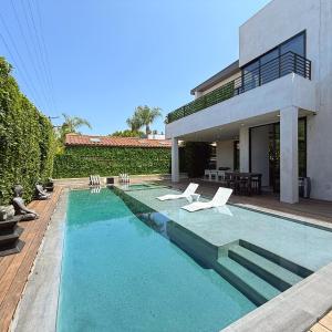 Spacious 5BR Home with Infinity Pool & Large Rooftop