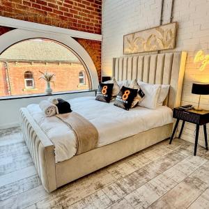 Canal Side Luxury Apartment in Leeds City Centre Sleeps 3