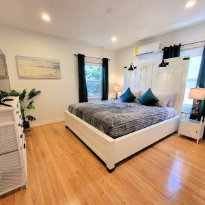 Beautiful and spacious 2 bedroom home in an excellent location near LACMA Acadamy Awards Museum Peterson Museum and more