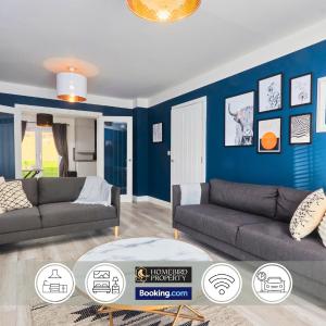 Spacious 4BDR House By Homebird Property Management Short Lets & Serviced Accommodation Leeds With Private Parking & Garden