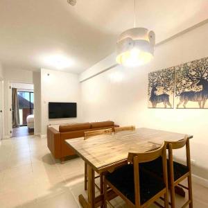 2BR @ The Redwoods near SM Fairview w Free Parking