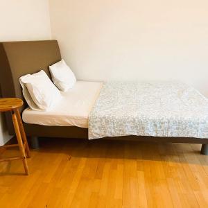 Charming City Center Flat with Balcony Steps from Zurich Historic Schloss