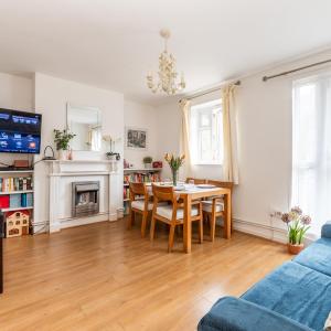 Pass the Keys Bright 2-bed Flat by Thames Fast London Access