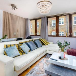 The Luxe Lounge 2Bed 2Bath Sauna and Private Cinema