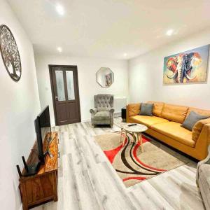 Swindon Large 3 Bedroom house Parking, Garden