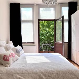 A Chic Haven in the Heart of Urban Nature