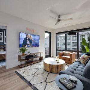 Records - 4 Units - Pool & Gym - Mins to Broadway
