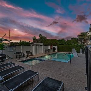 Modern 3BR Townhome with Pool, Walk to Old Town